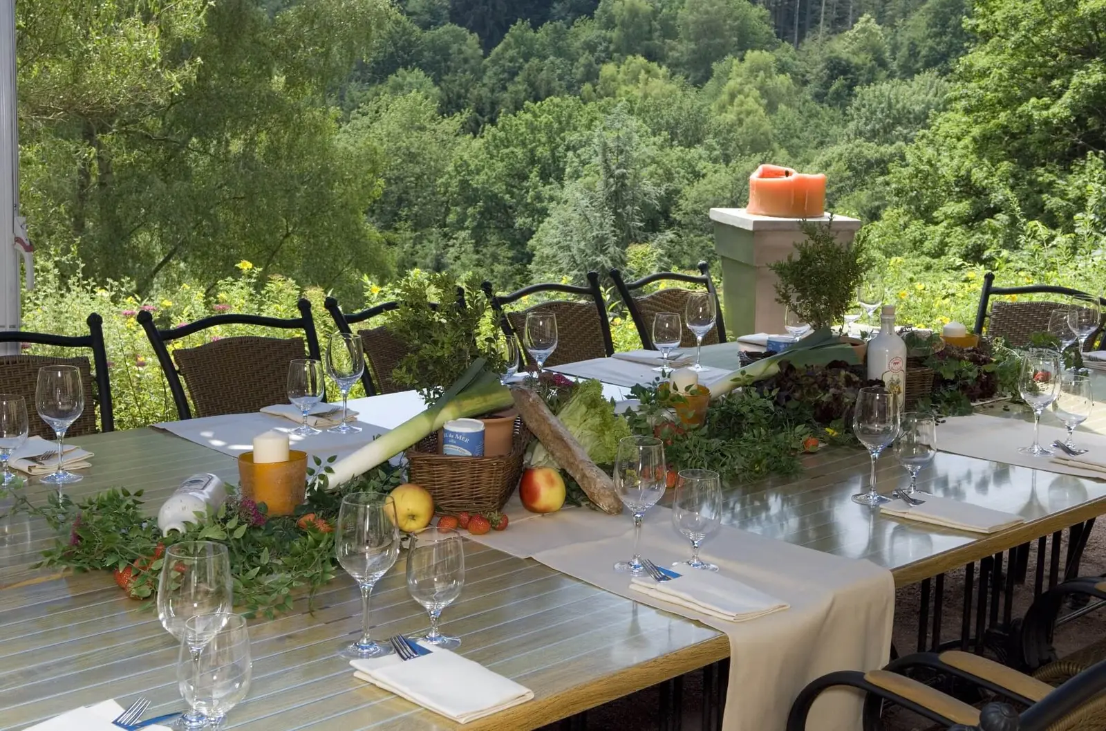 Gedeckter Tisch auf der Terrasse der Franziskushöhe