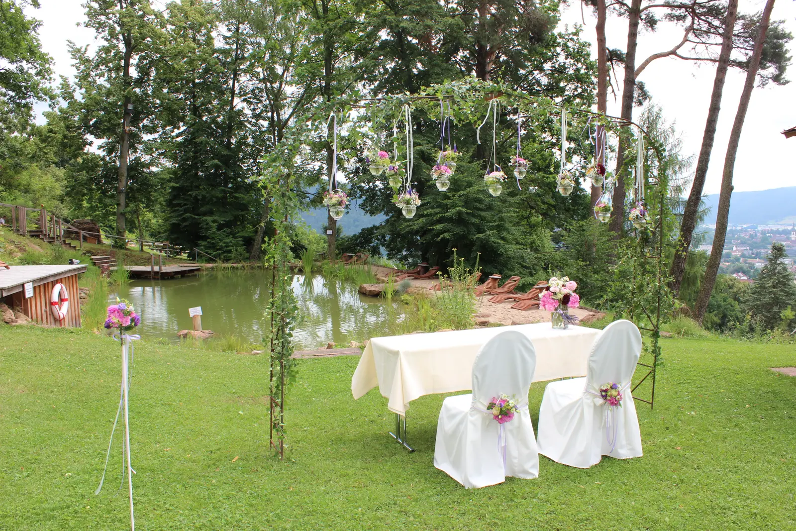 Hochzeitsarrangement im Garten