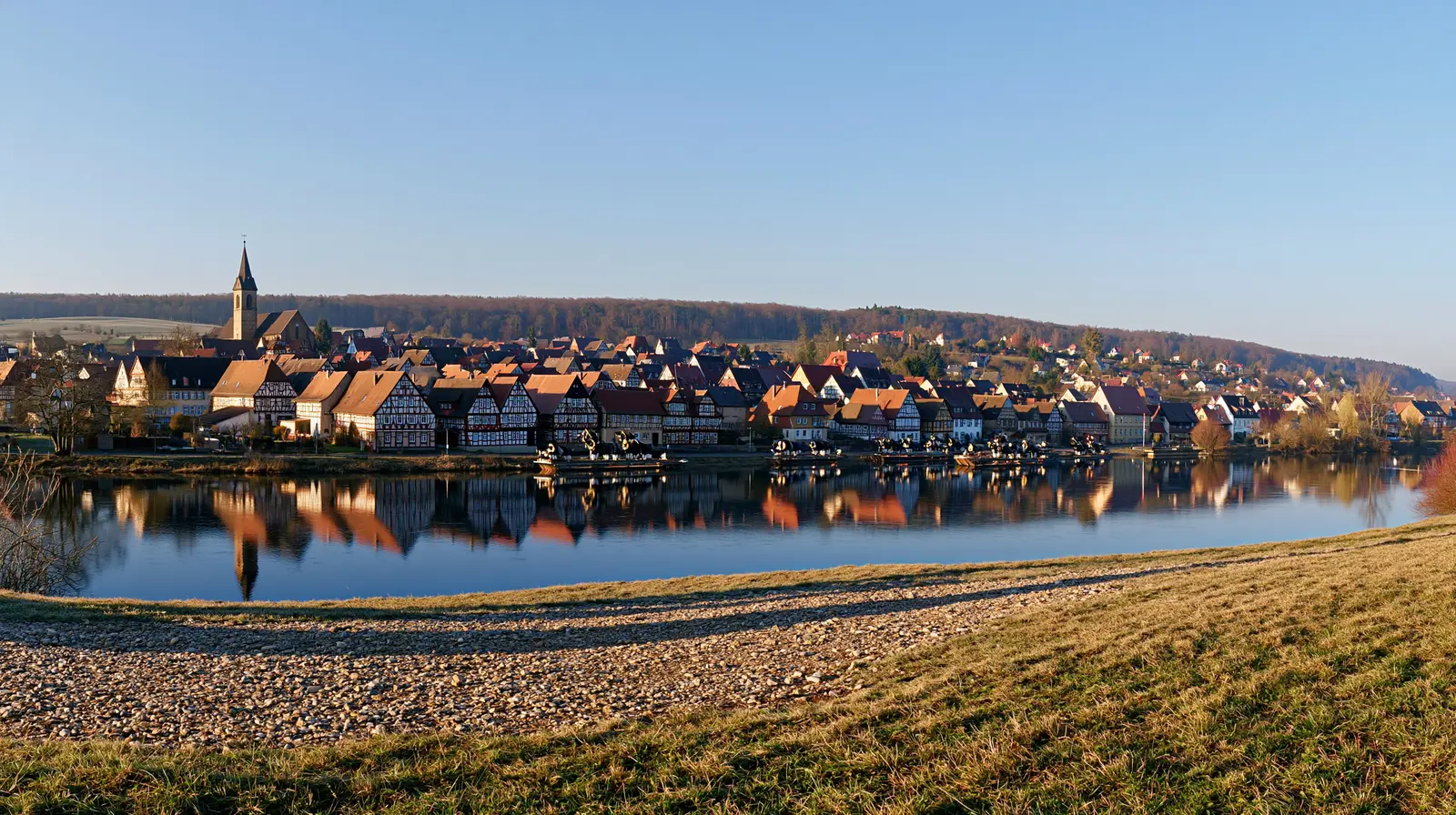Bewaldeter Felssporn über dem Fluss